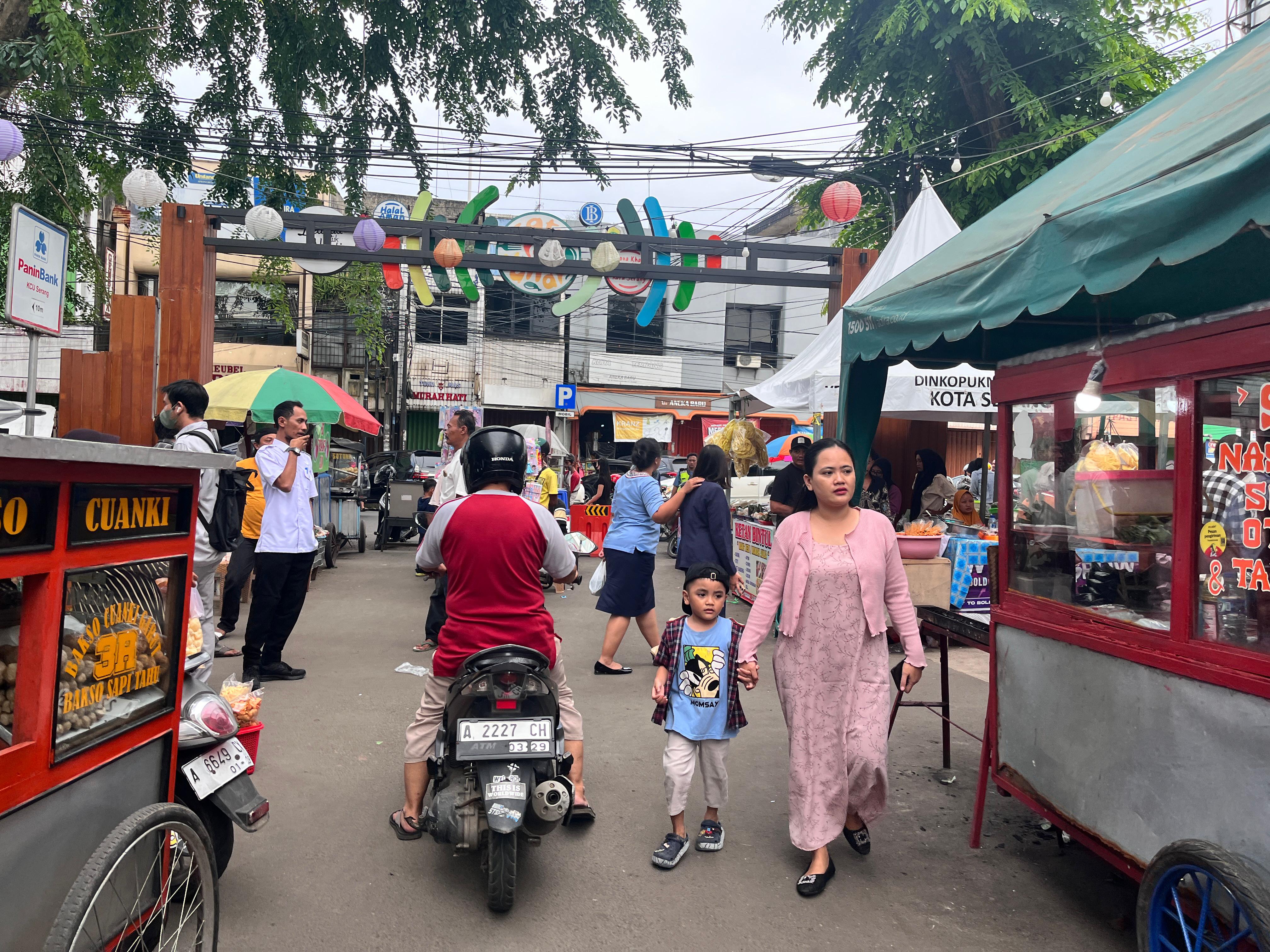 Hindari Kebiasaan Ini Saat Berburu Takjil Agar Tetap #cari_aman di Jalan